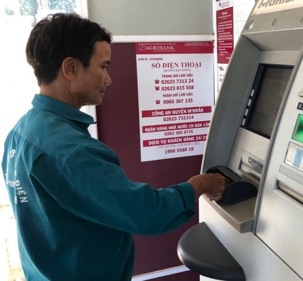 Kiểm tra số dư khả dụng tại cây ATM