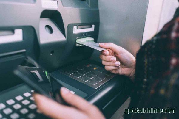 thẻ master card có rút tiền được không