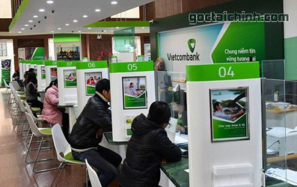 Rút tiền tại quầy ngân hàng Vietcombank cần lưu ý gì?