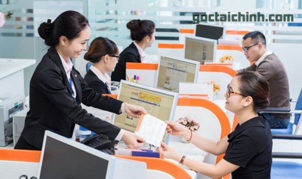 Tra cứu thông tin vay tiền và hỗ trợ khách hàng qua hotline tổng đài